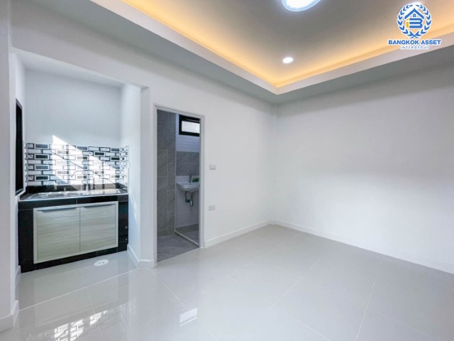 *****บ้านแฝดมือสองชั้นเดียว ย่านนนทบุรี ม.รวยรื่น ติวานนท์  บ้านสวยตกแต่งใหม่เหมือนมือหนึ่ง บนเนื้อที่ 32 ตร.ว. มาพร้อมฟังก์ชัน 3 ห้องนอน 3 ห้องน้ำ จอดรถ 1 คัน  บนทำเลศักยภาพ เชื่อมต่อถนนหลายเส้นทาง ใกล้จุดขึ้นทางด่วนงามวงศ์วาน และ รถไฟฟ้าสถานีกระทรวงสาธารณสุข เติมเต็มด้วยสิ่งอำนวยความสะดวกครบครัน